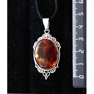 Кулон из янтаря темный, (кабошон-мозаика), овал 25х18мм, оправа "медальон"