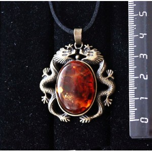 Кулон из янтаря темный, (кабошон-мозаика), овал 25х18мм, оправа цвет бронза "2 дракона"