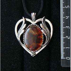 Кулон из янтаря темный, (кабошон-мозаика), овал 25х18мм, оправа "сердце с крыльями"