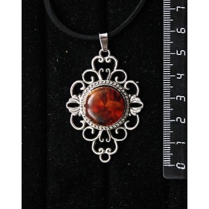 Кулон из янтаря темного (кабошон-мозаика), круг 18мм, "ромб с узором"