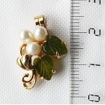 Кулон из жемчуга белого и нефрита "3 жемчужины 2 листа сердечко"