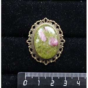 Брошь из хризолита и турмалина (кабошон-мозаика), овал 25х18мм, оправа с узором цвет бронза