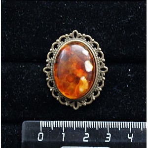 Брошь из янтаря светлого, кабошон-мозаика, овал 25х18мм, с узором цвет бронза