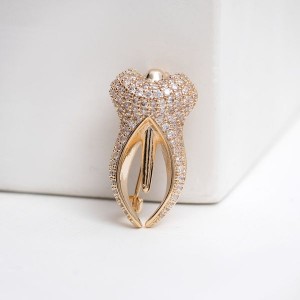 Брошь "Зуб", цвет белый, цвет золотистый