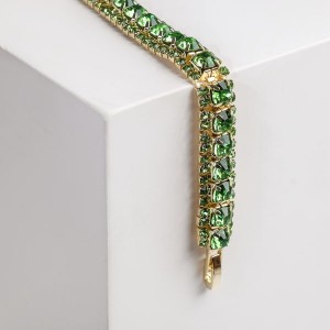 Браслет со стразами "Северное сияние" змейка, цвет светло-зелёный, цвет золотистый