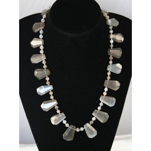Колье из лунного камня и агата серого, трапеции через шарик