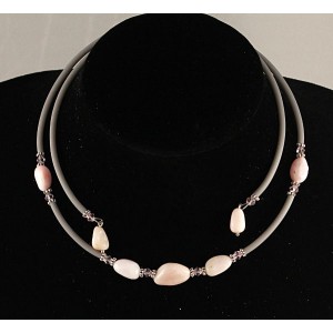 Колье из опала розового на струнке, овал 10-14мм