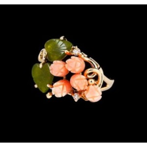 Кольцо с кораллом (розовый) и нефритом "виноград"