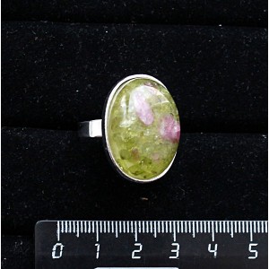 Кольцо с хризолитом и турмалином (кабошон-мозаика), овал 25х18мм, безразмерное (литая оправа)