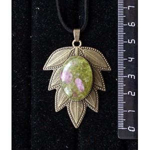 Кулон из хризолита и турмалина (кабошон-мозаика), овал 25х18мм, "лист"