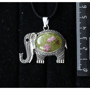 Кулон из хризолита и турмалина (кабошон-мозаика), овал 25х18мм, "слон"