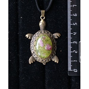 Кулон из хризолита и турмалина (кабошон-мозаика), овал 25х18мм, "черепаха" оправа цвет бронза