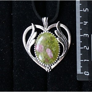 Кулон из хризолита и турмалина (кабошон-мозаика), овал 25х18мм, "сердце с крыльями"