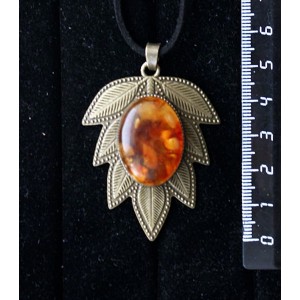 Кулон из янтаря светлого, кабошон-мозаика, овал 25х18мм, "лист"