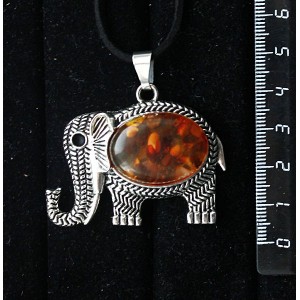 Кулон из янтаря светлого, кабошон-мозаика, овал 25х18мм, "слон"