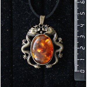 Кулон из янтаря светлого, кабошон-мозаика, овал 25х18мм, цвет бронза "2 дракона"