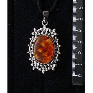 Кулон из янтаря светлого, кабошон-мозаика, овал 25х18мм, "клумба"