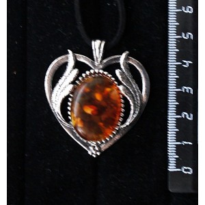 Кулон из янтаря светлого, кабошон-мозаика, овал 25х18мм, "сердце с крыльями"