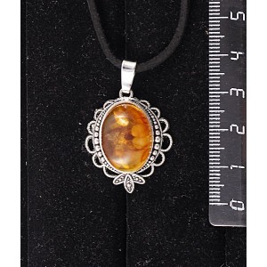 Кулон из янтаря светлого (кабошон-мозаика), овал, 18х13мм, основа "трилистник"