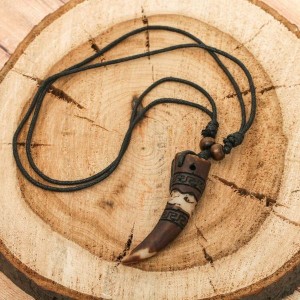 Кулон "Клык" длина 40-80см регулир-я, цвет коричнево-черный Кулон "Клык" длина 40-80см регулир-я, цвет коричнево-черный