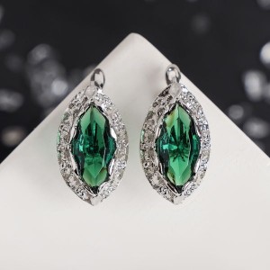 Серьги со стразами "бочонок ажурный", цвет изумруд, цвет серебристый