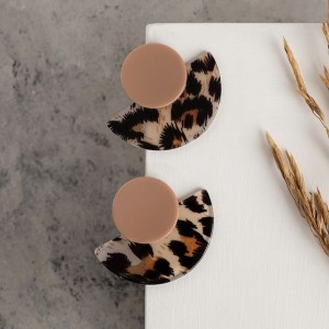 Серьги пластик "Танзания" полукруг бежевый леопард, цветные Серьги пластик "Танзания" полукруг бежевый леопард, цветные