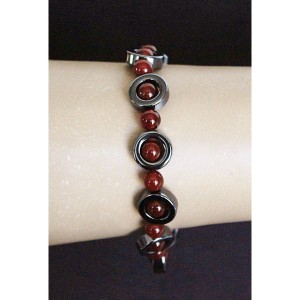 Браслет из сердолика, шарик в круглой рамке из гематита