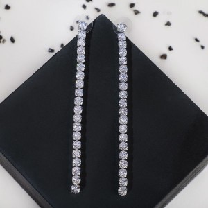 Серьги висячие со стразами "Дорожка" минимал, цвет белый, цвет серебристый