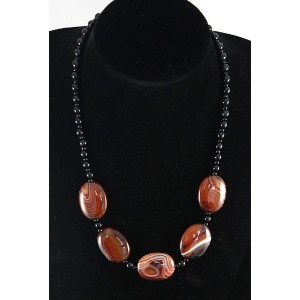 Колье из сардоникса (овалы 30х20мм) и агата черного (шарик 6мм)