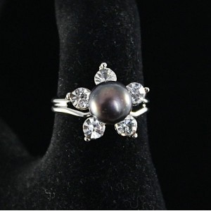 Кольцо с жемчугом 8-9мм и стразами, черный