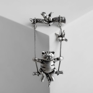 Брошь "Кот на качелях" в сером металле