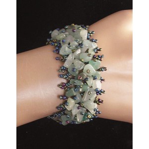 Браслет из авантюрина зелёного и бисера, на застежке