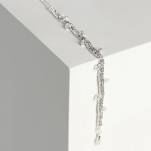 Браслет со стразами "Амелия" лепестки на толстой нити, цвет белый, цвет серебристый, 23см Браслет со стразами "Амелия" лепестки на толстой нити, цвет белый, цвет серебристый, 23см