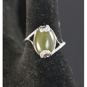 C925 Кольцо c нефритом 3.88г, серебро, родирование, овал 14х10мм р-р 19