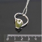 C925 Кольцо c нефритом 3.88г, серебро, родирование, овал 14х10мм р-р 19