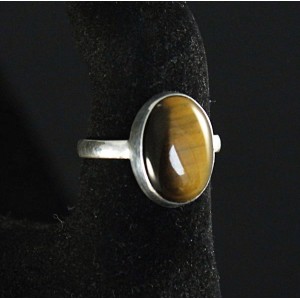 C925 Кольцо 2.91г с тигровым глазом, овал 14х10мм р-р 17.5