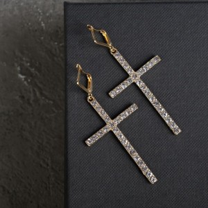 Серьги висячие со стразами "Крестики" классика удлинённые, цвет белый, цвет золотистый
