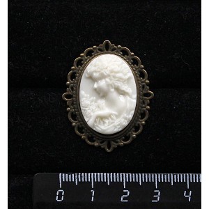 Брошь из  крафтовой смолы, цвет белый, кабошон "камея", овал 25х18мм, с узором цвет бронза