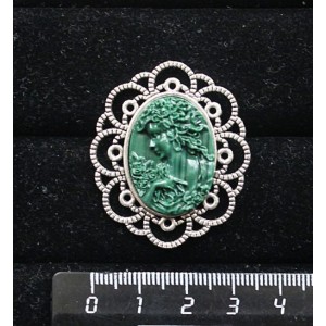 Брошь из крафтовой смолы, цвет темно-зеленый, кабошон "камея", овал 25х18мм, "ромашка"