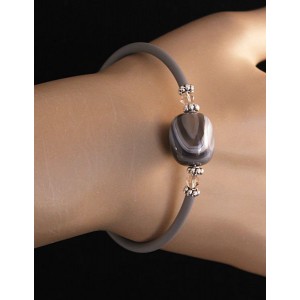 Браслет из агата серо-коричневого (ботсванский), бочонок на струнке