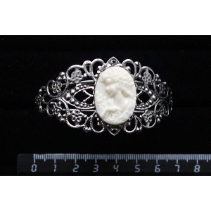 Браслет из  крафтовой смолы, цвет белый, кабошон "камея", , цвет ант.серебро