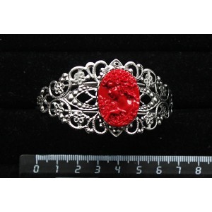 Браслет из крафтовой смолы, цвет красный , овал 25х18мм, жесткая основа, цвет ант.серебро