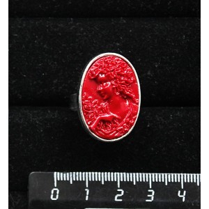 Кольцо с крафтовой смолы, цвет красный, кабошон "камея", овал 25х18мм, безразмерное