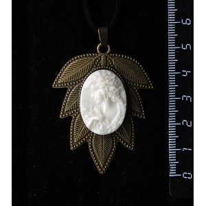 Кулон из  крафтовой смолы, цвет белый, кабошон "камея", овал 25х18мм, "лист"