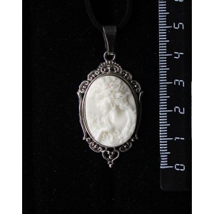 Кулон из  крафтовой смолы, цвет белый, кабошон "камея", овал 25х18мм, оправа "медальон"