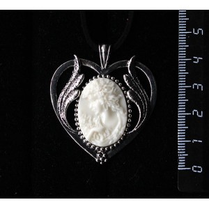 Кулон из  крафтовой смолы, цвет белый, кабошон "камея", овал 25х18мм, "сердце с крыльями"