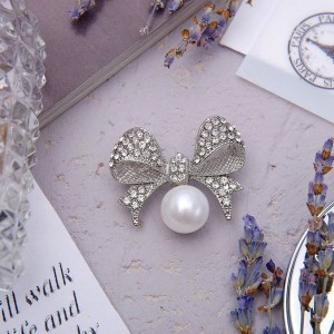 Брошь "Жемчужинка" классический бантик, цвет белый, цвет серебристый (пластик, стразы)