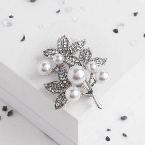 Брошь "Жемчужная капель", цвет белый, цвет серебристый (пластик, стразы)