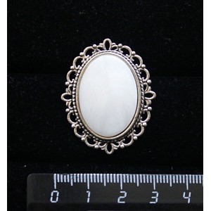 Брошь из перламутра белого, с ажурным контуром,  цвет ант. серебро, овал 25х18мм