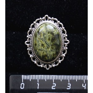 Брошь из змеевика, с ажурным контуром,  цвет ант. серебро, овал 25х18мм